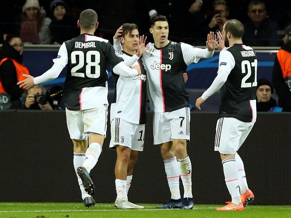 Cristiano e Higuaín envían a Juventus a octavos con récord de puntos