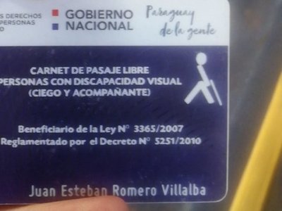 Denuncian a chofer que quiso cobrar pasaje a acompañante de alumno invidente