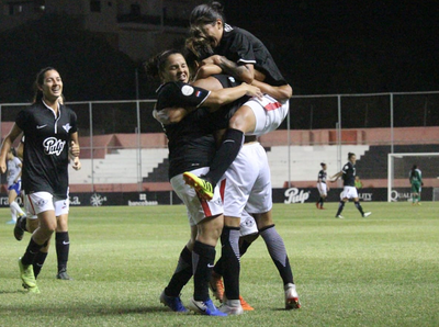 Libertad Limpeño, campeonas del Clausura femenino