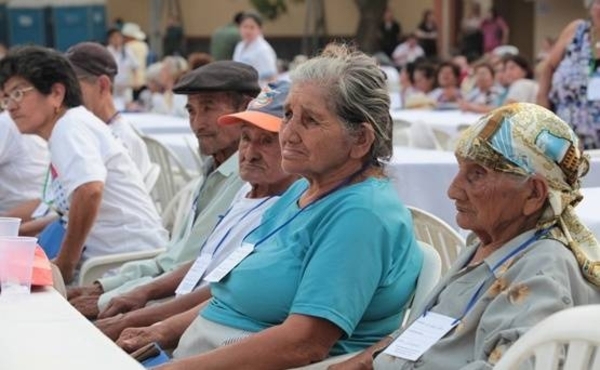 HOY / Congreso da su OK para que adultos mayores de 65 años reciban pensión alimentaria