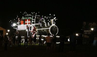 Ornamentan la antigua locomotora en el Sur