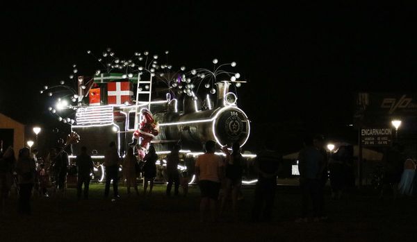 Ornamentan la antigua locomotora en el Sur