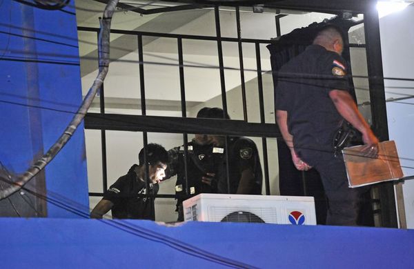Capturan a un delincuente que trepó columna para robar un local - Nacionales - ABC Color