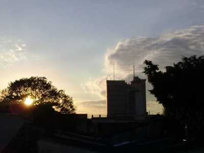 Jueves caluroso y con posibles chaparrones, pronostica Meteorología