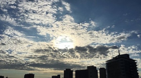 Ambiente nublado, caluroso y con lluvias, para este jueves