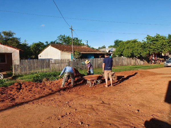 Reparan calle con palas y azadas ante falta de acción municipal