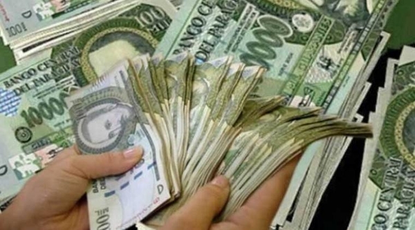 HOY / En qué gastar el aguinaldo: ¿Comprar ropa, saldar deudas o hacer una donación?