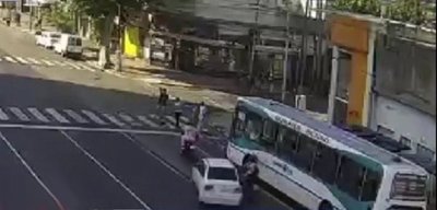 Imágenes impactantes: Ebrio al volante mata a 3 peatones al cruzar luz roja | Noticias Paraguay