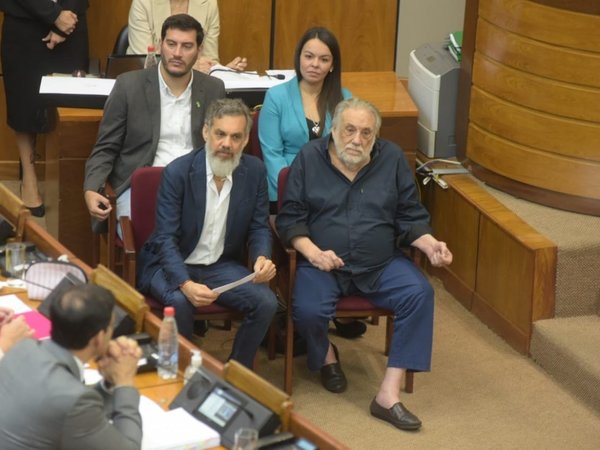 Senado homenajea a Humberto Rubín por luchar a favor del medioambiente
