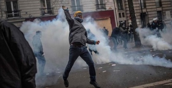 Huelga en Francia: autos incendiados, puertos bloqueados y choques con la policía | .::Agencia IP::.