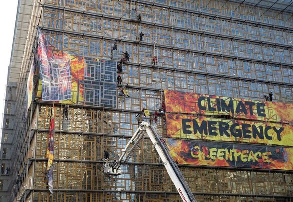 Greenpeace despliega pancarta contra cambio climático en sede de cumbre UE - Mundo - ABC Color