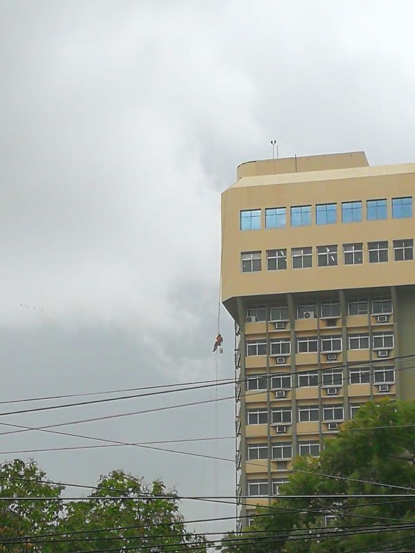 Un obrero quedó suspendido en el aire