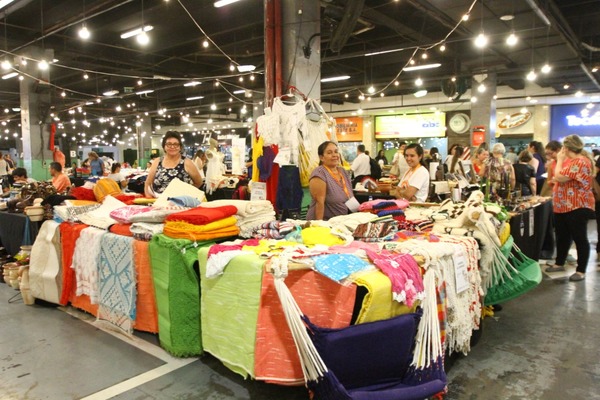 Feria reúne a un centenar de mujeres emprendedoras y artesanos de todo el país | .::Agencia IP::.