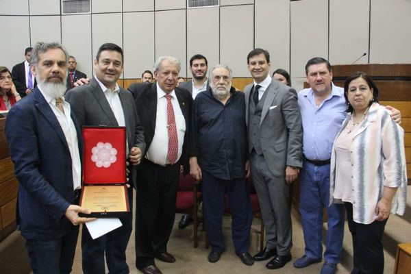 Distinguen a Humberto Rubín en la Cámara de Senadores