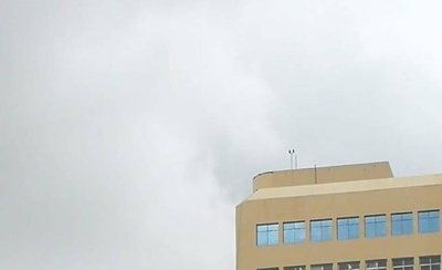 HOY / Tuvo 20 minutos de terror al quedar colgado en lo alto de edificio, tras fuertes vientos