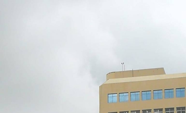 HOY / Tuvo 20 minutos de terror al quedar colgado en lo alto de edificio, tras fuertes vientos