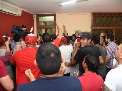 Incidentes en sede de la ANR tras postergación de elecciones juveniles