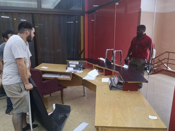 Jóvenes toman Junta de Gobierno tras postergación de elecciones - Nacionales - ABC Color