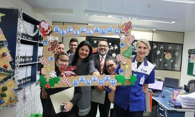 Presentan adornos navideños de materiales reciclables