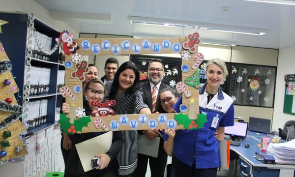 Presentan adornos navideños de materiales reciclables