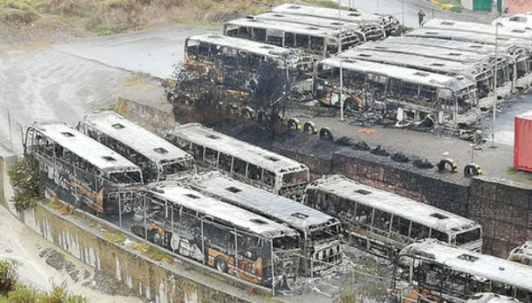 La quema de autobuses en La Paz acaba con sindicalistas en prisión » Ñanduti