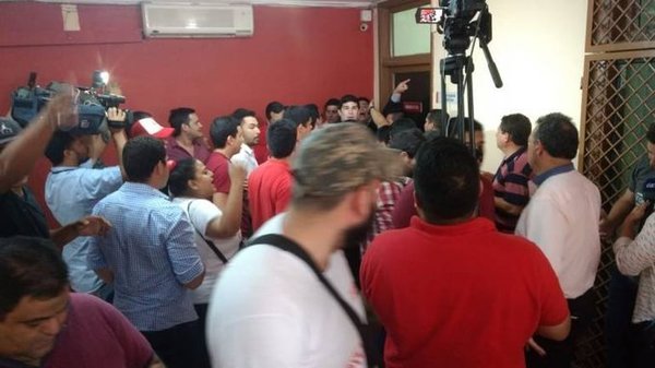 Jóvenes toman Junta de Gobierno en rechazo a nueva fecha de elecciones juveniles - ADN Paraguayo