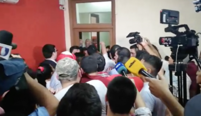 HOY / Cuestionan actitud "bochornosa" de jóvenes que se atrincheraron en la ANR y confirman denuncia contra cabecillas