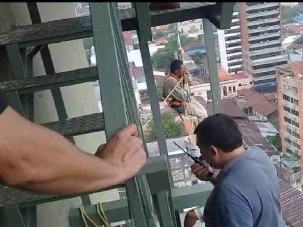 Pintaba fachada del piso 17 colgado de un arnés cuando se desataron fuertes vientos