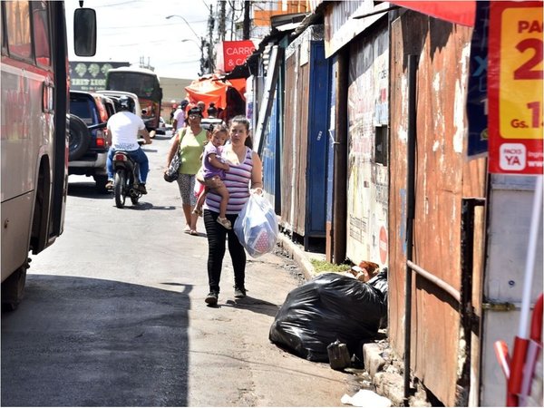 Usurpación de veredas por puestos informales aumenta cada fin de año