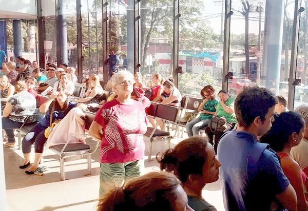 IPS Luque: asegurados esperan en pleno sol - Locales - ABC Color