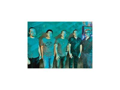 Música bailable  y opciones de picadas para una noche retro