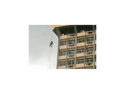 Pintor queda colgado  en lo alto de edificio