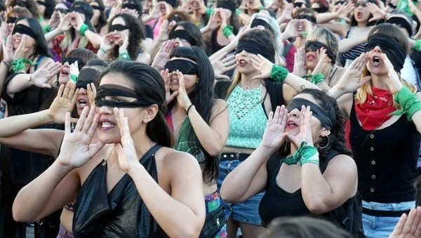 Un hombre irrumpió en una marcha feminista al grito de “Ahora a casa a hacer la cena” - Digital Misiones