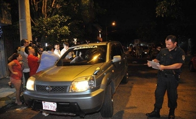 HOY / Vio una patrullera, aceleró, chocó y huyó a pie con una “bolsa”