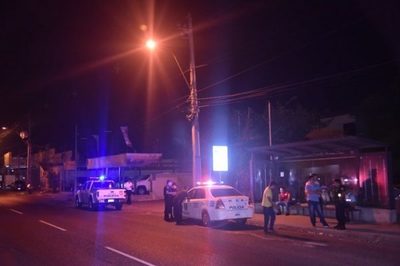 Víctima repele a balazos a asaltantes en parada de buses