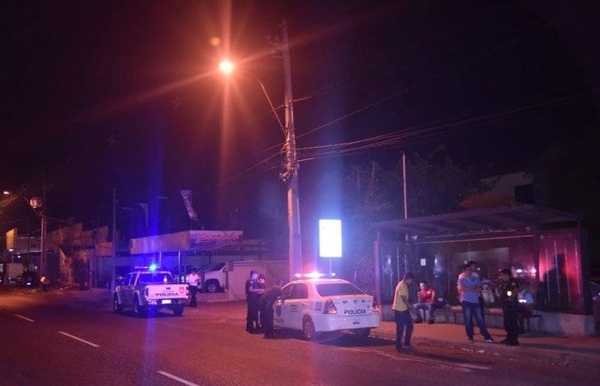 HOY / Intentaron asaltar en una parada ay terminaron baleados