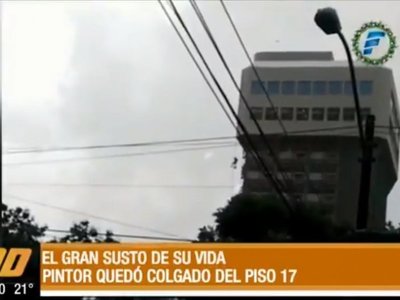 Pintor se lleva el susto de su vida al quedar colgado del piso 17