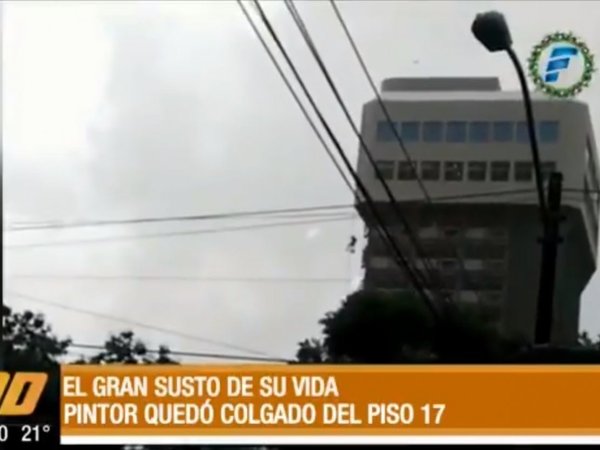 Pintor se lleva el susto de su vida al quedar colgado del piso 17