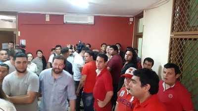 Fijan fecha de elecciones y Juventud de la ANR reacciona con golpes y encierros » Ñanduti