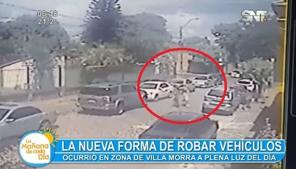 Cámara capta nueva modalidad de robo de autos