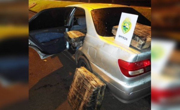 Vehículo paraguayo cae con casi 400kg de marihuana en orillas del río