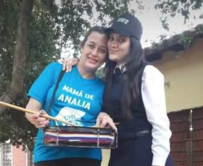 ¡Ma’êna! Madre e hija terminan el cole juntas