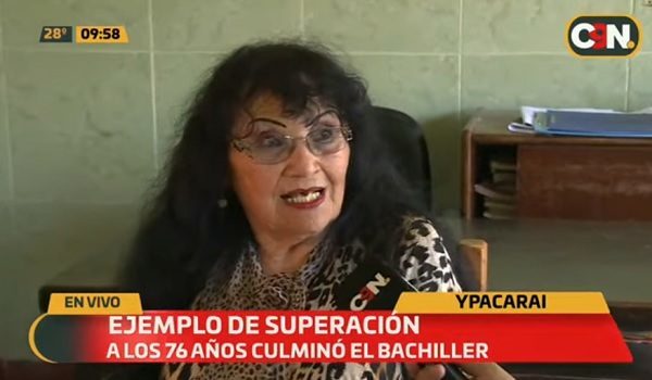 Mujer termina su bachillerato a los 76 años