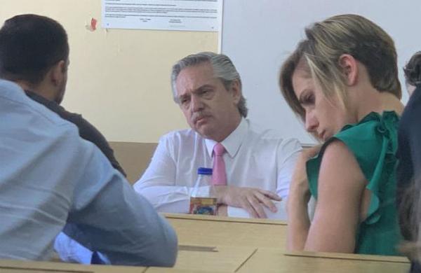 Último día como profesor: Presidente de Argentina sorprende al tomar un examen a sus alumnos - SNT