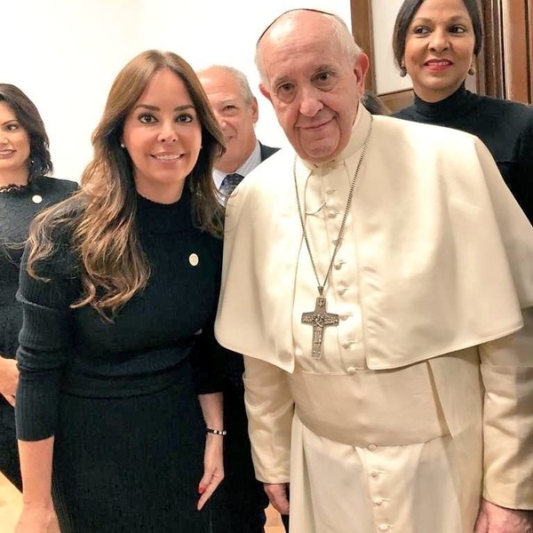 Primera dama transmitió saludo del pueblo paraguayo al papa Francisco | .::Agencia IP::.