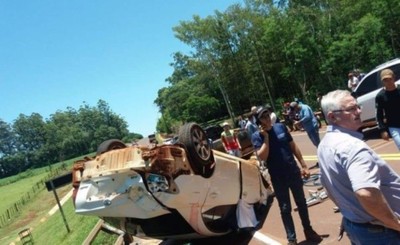 Vuelco de vehículo termina con una mujer muerta