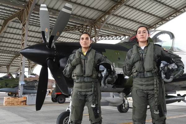 Fuerza Aérea de Ecuador gradua a sus dos primeras mujeres pilotos de combate » Ñanduti