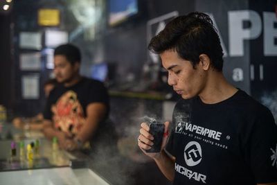 Salud prohíbe vapear’ en lugares cerrados y regulará los ‘vape clubs’