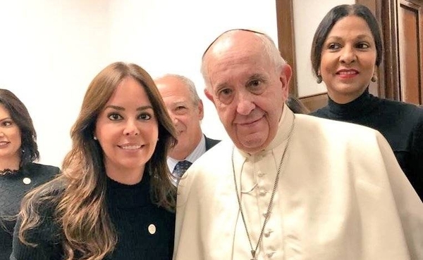 HOY / Mientras Abdo con Trump en  la Casa Blanca, la primera Dama y el Papa en el Vaticano