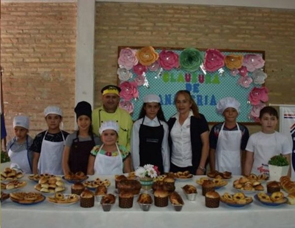 Instructor enseña a pequeños de manera gratuita confitería y panadería | Noticias Paraguay